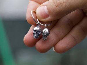 skull earrings
